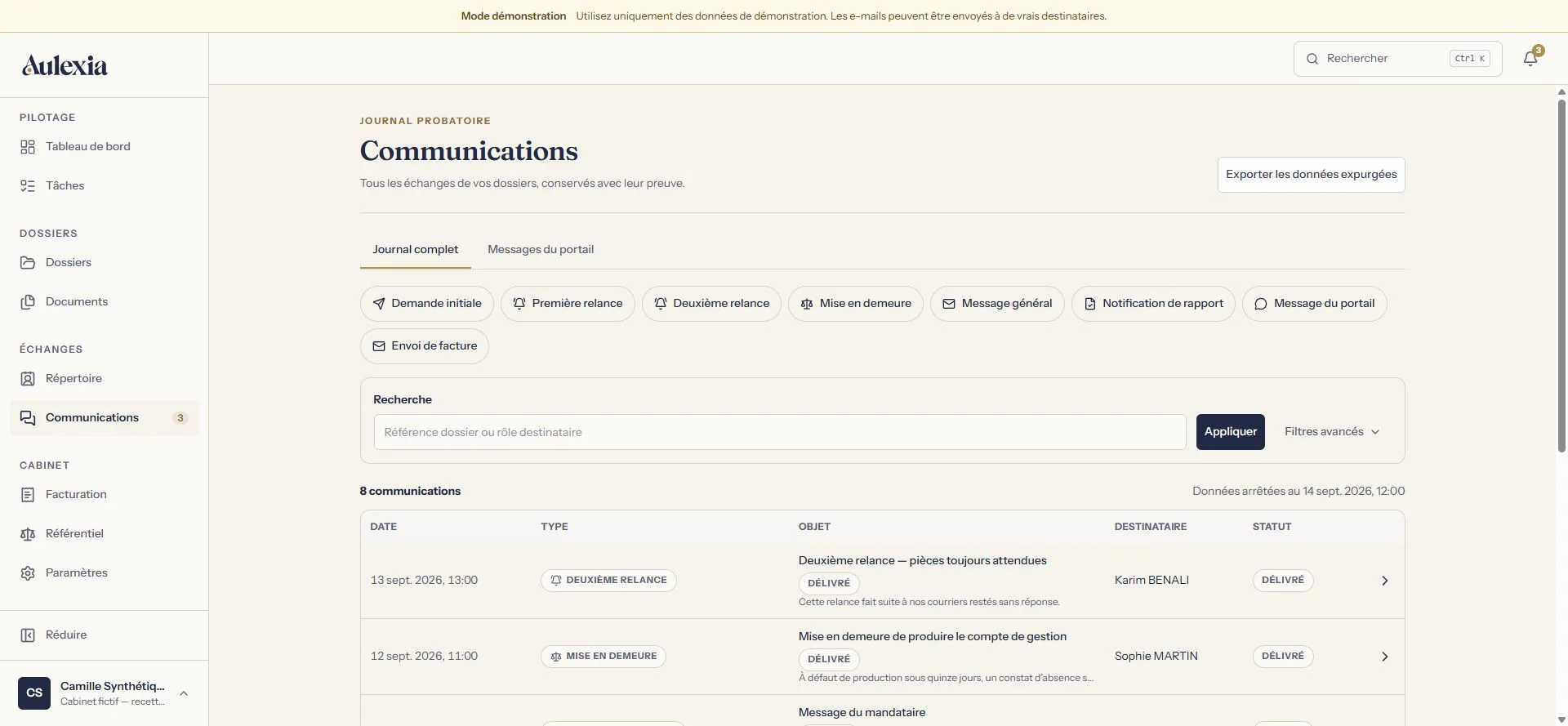 Journal des communications du cabinet : filtres par type d’envoi, recherche, tableau des envois datés et typés avec destinataire et statut délivré.